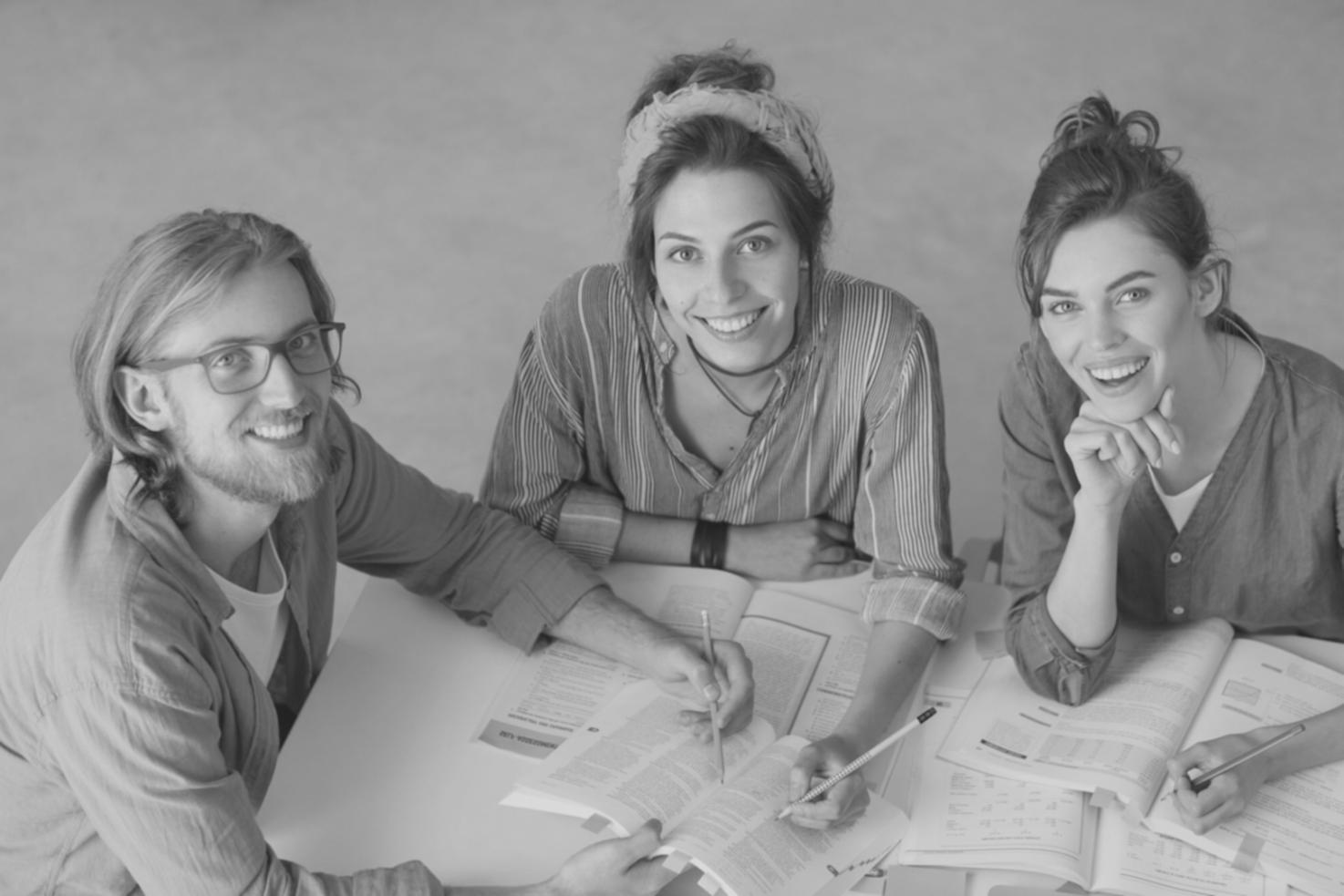 Gráficos y análisis financiero en una mesa de trabajo