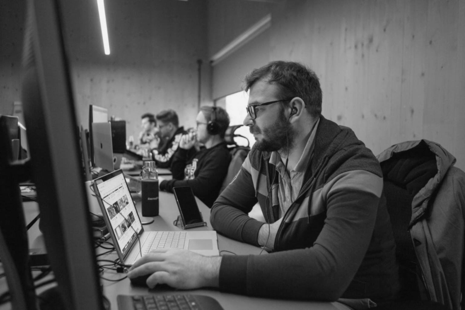 Estudiantes trabajando en planificación financiera personal