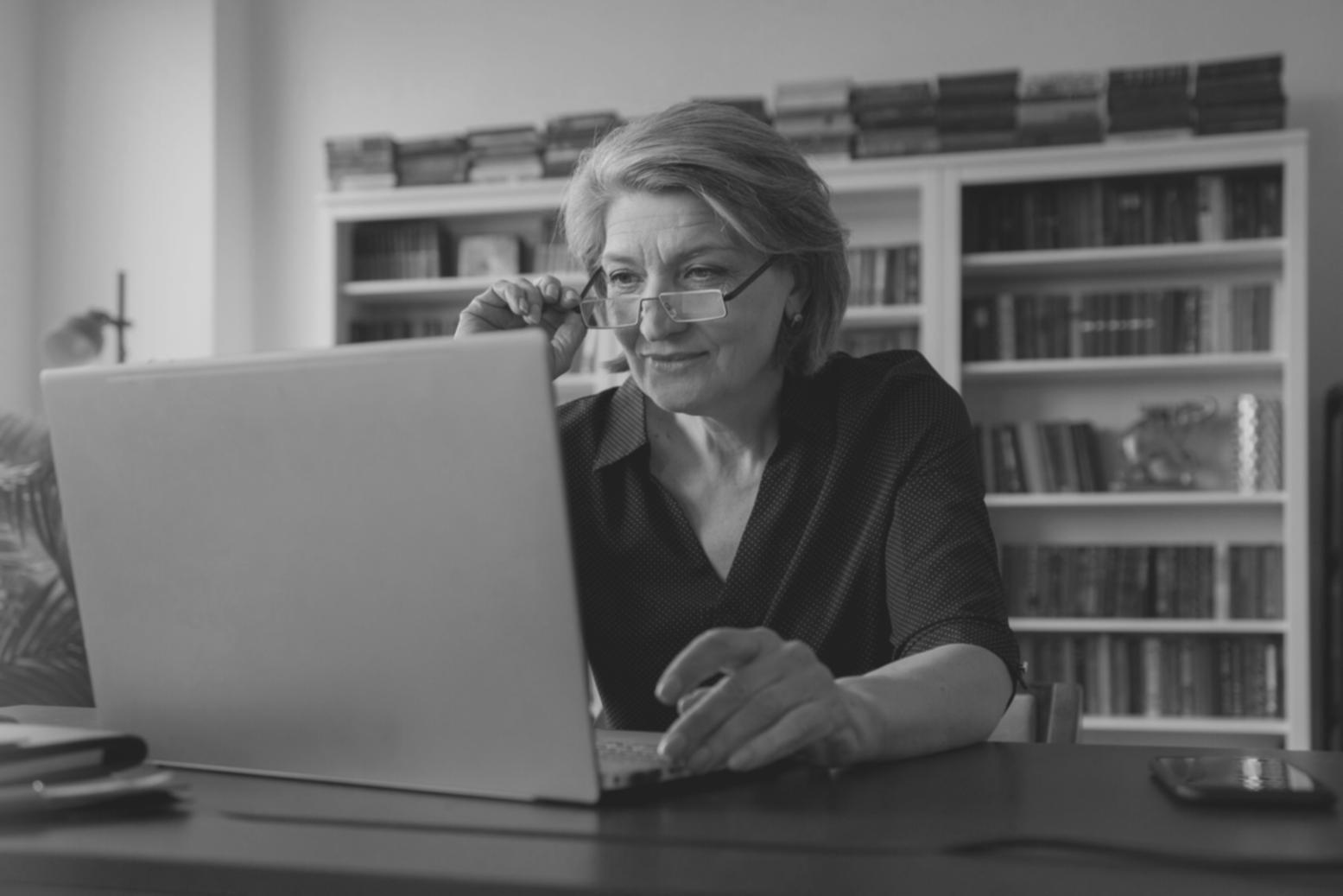 Persona revisando documentos financieros con calculadora